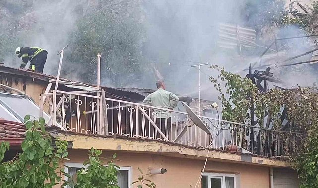 Evlerinde çıkan yangını kapılarına gelen muhtardan duydular