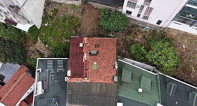 Eyüpsultan'da toprağın kaydığı alan ve tahliye edilen apartman dron kamerasıyla görüntülendi