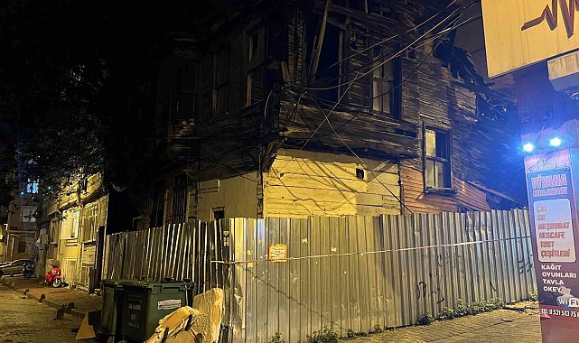 Fatih'te ahşap ve tarihi metruk binada kısmi çökme
