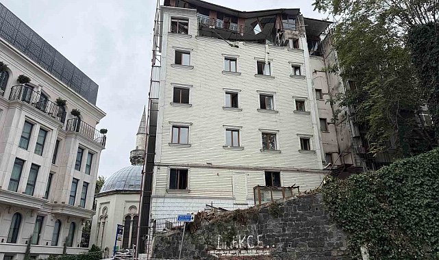 Fatih'te boşaltılan otelin üst katı kısmen çöktü: 5 araç hasar gördü, bölge yaya ve araç trafiğine kapatıldı