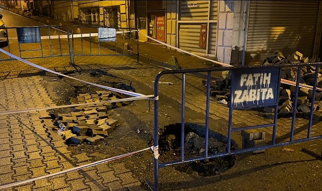 Fatih'te yağmur sonrası yol çöktü: Kamyon ve otomobil çukura girdi