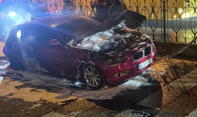 Fatih'te yanan otomobil hurdaya döndü
