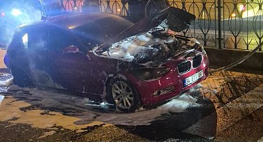 Fatih'te yanan otomobil hurdaya döndü