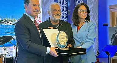 Fedon'a Muğla Büyükşehir ve Bodrum Belediyesinden fahri turizm elçiliği beratı ve plaketi