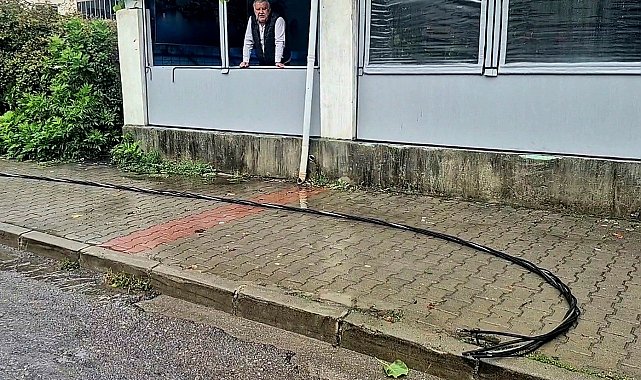Fırtınada kopan elektrik telleri ekipleri seferber etti