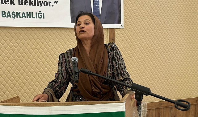 Fistan giyip kürsüye çıkan kadın çiftçi, kadınların yaşadığı sıkıntıları anlattı