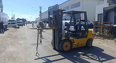 Forkliftin vinç demirine başını çarpan motosiklet sürücüsü kaldırıldığı hastanede öldü