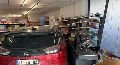 Fren yerine gaza basınca otomobil markete daldı
