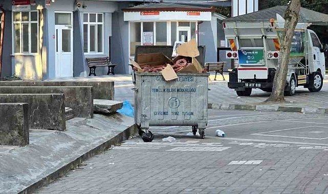 Fuarda satılan sucukların çöpteki görüntüsü herkesi huzursuz etti