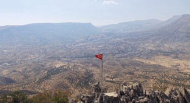 Gazeteci 2 bin rakımdaki Türk bayrağını yeniledi