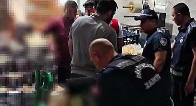 Gaziantep'te bozulmuş, tarihi geçmiş ve değiştirilmiş 2 kamyon cips ve şekerleme ele geçirildi