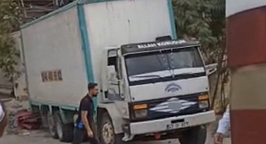 Gaziantep'te freni boşalan kamyon elektrik direği ve eve çarparak durabildi