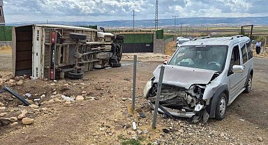 Gaziantep'te hafif ticari araç ile kamyonet çarpıştı: 5 yaralı