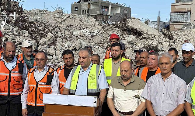 Gazze'de 6 katlı binanın enkazındaki 150 cenaze için "tek" iş makinesiyle arama başlatıldı