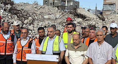 Gazze'de 6 katlı binanın enkazındaki 150 cenaze için "tek" iş makinesiyle arama başlatıldı