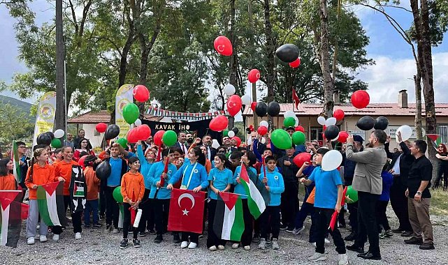 Gazzeli çocuklar için gökyüzüne umut uçuruldu