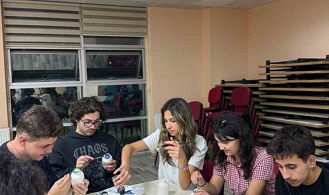 Gençler sanatla üretiyor, yeteneklerini geliştiriyor