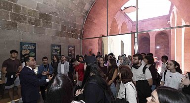Gevher Nesibe'de tıp fakültesi öğrencilerine ilk ders