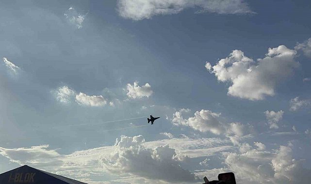Gökyüzünün asil kartalları SOLOTÜRK tarihin sıfır noktasında vatandaşlara unutulmaz anlar yaşattı