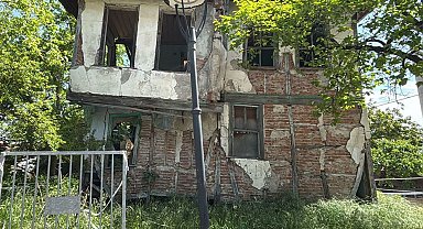 Gölcük'te 2 metruk bina daha yıkıldı