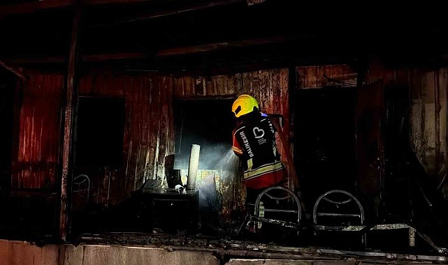 Gönen'de deniz kenarındaki barakada gece yangını