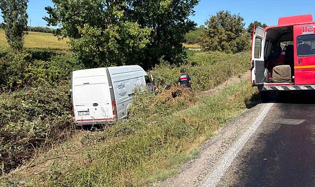 Gönen'de kontrolden çıkan panelvan sarmaşıkların arasına girdi