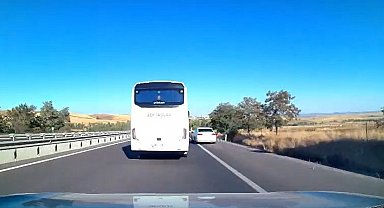 Güvenlik şeridini ihlal edip makas atan otomobil trafiği tehlikeye düşürdü