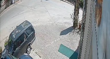 Hafif ticari araç ile motosiklet çarpıştı