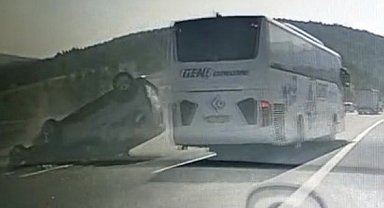 Hafif ticari araç, yolcu otobüsünün önüne savruldu