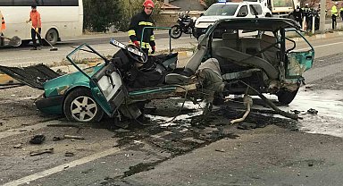Hafif ticari aracın çarptığı Fiat Tofaş otomobil ikiye bölündü: 2 yaralı
