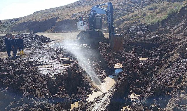 Hakkari'de 3 bin 500 rakımda su hattı için zorlu çalışma