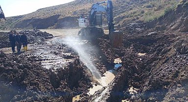 Hakkari'de 3 bin 500 rakımda su hattı için zorlu çalışma