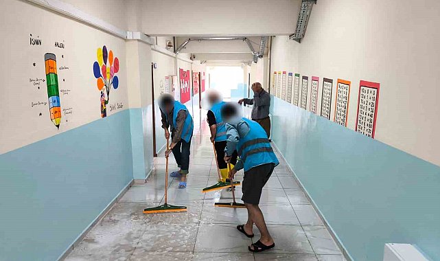 Hakkari'de denetimli serbestlik yükümlüleri camileri ve okulları temizledi