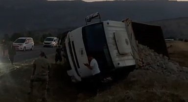 Hakkari'de freni boşalan kamyonet devrildi: 1 yaralı
