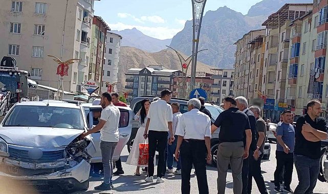 Hakkari'de iki araç çarpıştı: 1 yaralı