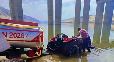 Hasankeyf'te baraj suyuna gömülen traktörü vatandaşlar çıkardı