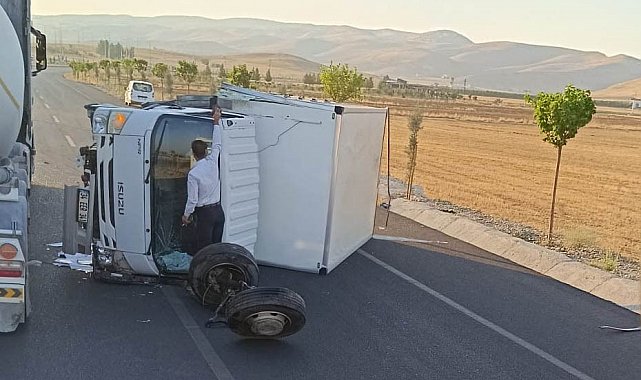 Hasankeyf'te kamyonet devrildi: 2 yaralı
