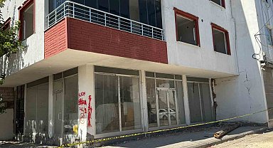 Hasarlı bina deprem sonrası korkuttu