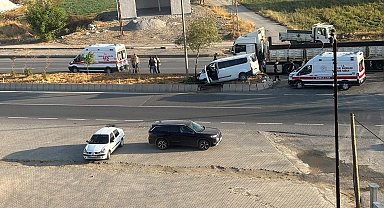 Hasköy'de tır ile panelvan araç çarpıştı: 3 yaralı