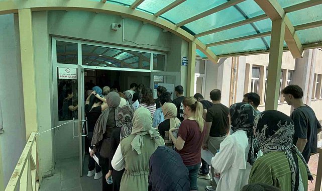 Hastanede tedavi gördüğü yatağından kalktı, kızına destek olmak için sınav merkezine gitti