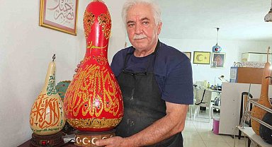 Hat sanatçısı su kabağına işlediği eserini, Cumhurbaşkanlığı Külliyesi'ne hediye etmek istiyor