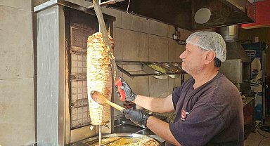 Hatay'da genç girişimci 100 TL'ye döner satıp askıya yemek koyuyor