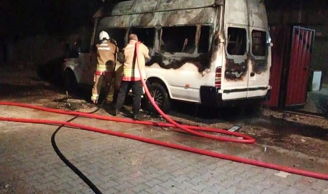 Hatay'da minibüs alevlere teslim oldu