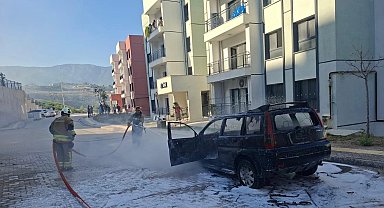 Hatay'da park halindeki otomobil alevlere teslim oldu