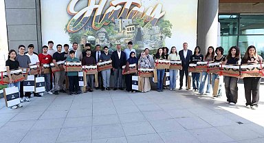 Hatay'ın başarılı gençleri ödüllerini Başkan Öntürk'ten aldı