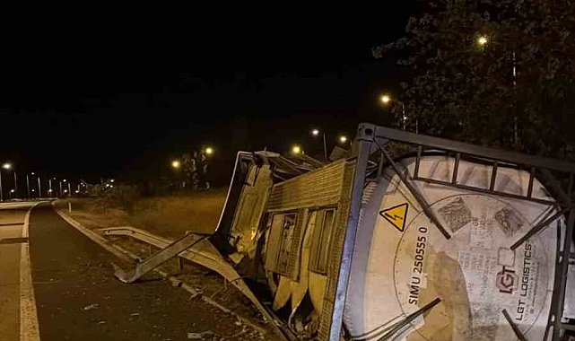Havsa'da kimyasal yüklü tır bariyerlere çarparak devrildi