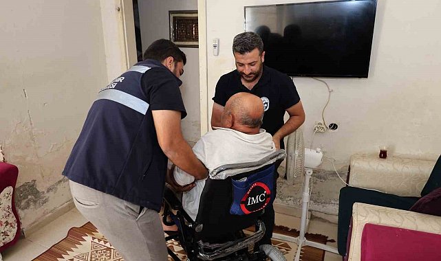 HBB' den Reyhanlı'da yaşayan engelli vatandaşa akülü tekerlekli sandalye desteği