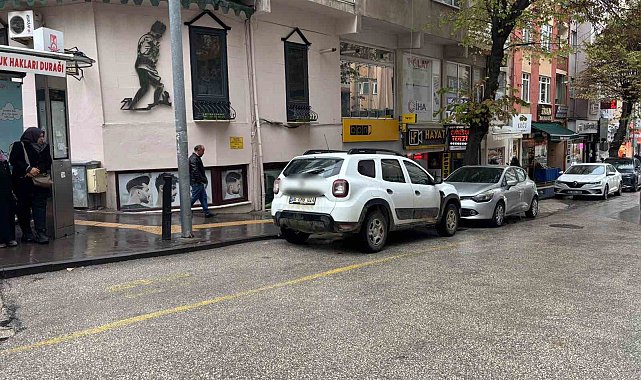 Hem ters şeritten geldi hem de minibüs durağına park etti