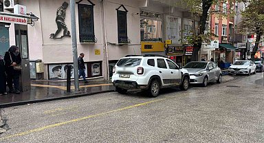 Hem ters şeritten geldi hem de minibüs durağına park etti