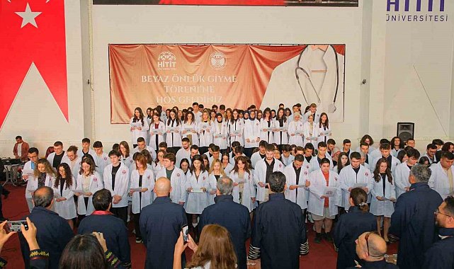 Hitit Üniversitesinde beyaz önlüklerini giyen öğrenciler hekimlik andını okudu